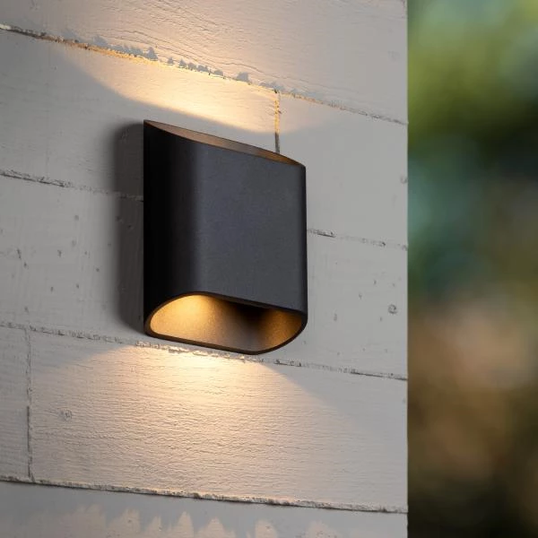 Lucide ATILA - Wandleuchte Innen/Außen - LED Dim. - 2x5W 2700K - IP65 - Schwarz - Atmosphäre 1